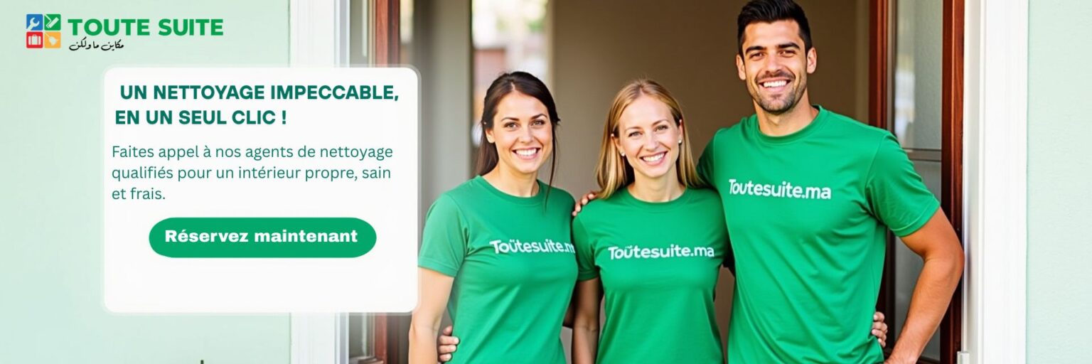 Three smiling cleaning service employees in green Toute Suite branded shirts stand together inside a clean, bright home. A text box promotes easy, professional service de nettoyage for a sparkling space.